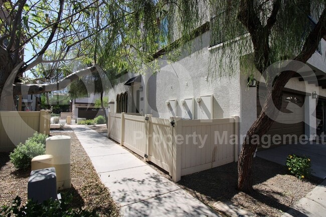 Building Photo - 2736 S Cavalier Dr