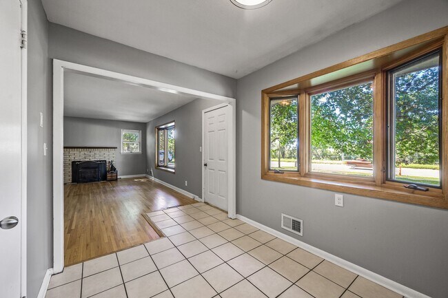 Building Photo - Gorgeous Shoreview House 3BR 1 Bath  Available Early May!