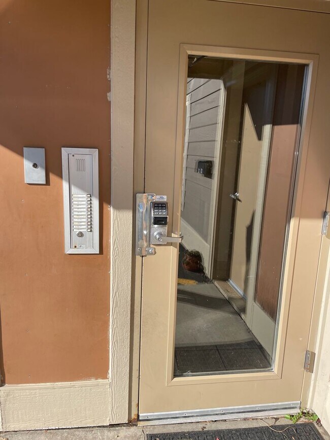 Building Photo - Luxury One-bedroom apartment in downtown S...