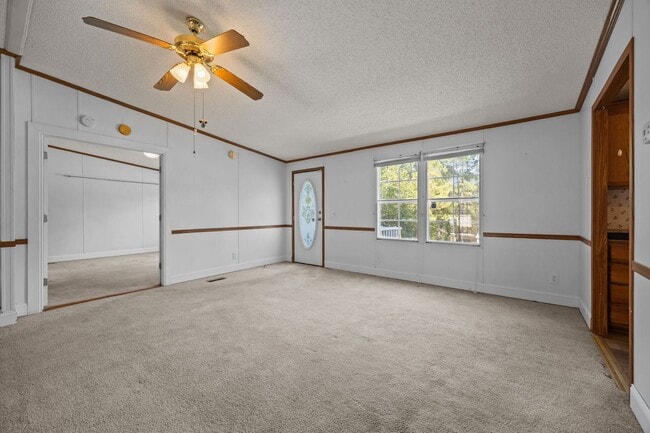Building Photo - 4 bedroom 2 bathroom spacious home!