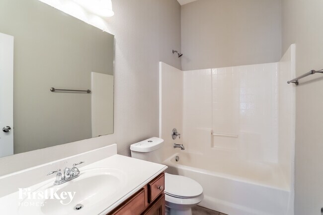 Building Photo - 324 Highland Fairway Ln