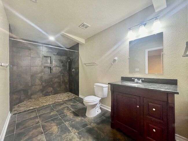 Building Photo - Walk to campus! Walk downtown! Fenced yard! Flat Rate Utilities!