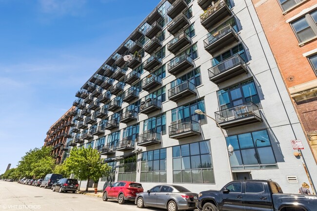 Building Photo - 1224 W Van Buren St