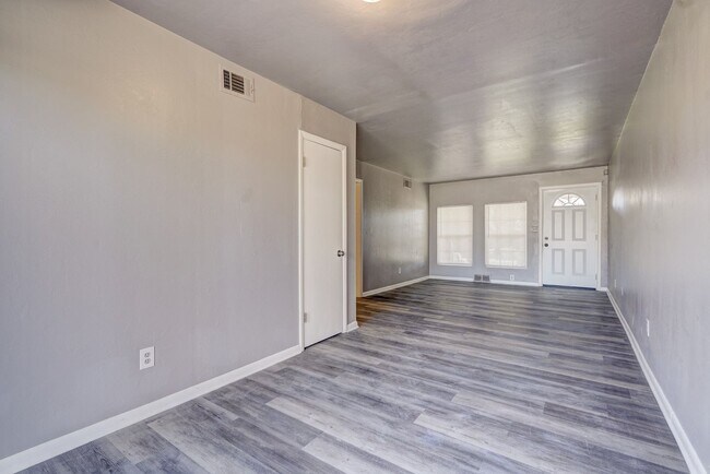 Building Photo - Stunning 3-Bedroom Property / With Shelter