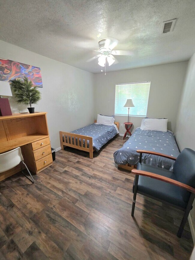 Building Photo - FURNISHED OR UNFURNISHED 5 BEDROOM 3 BATH HOME WITH POOL