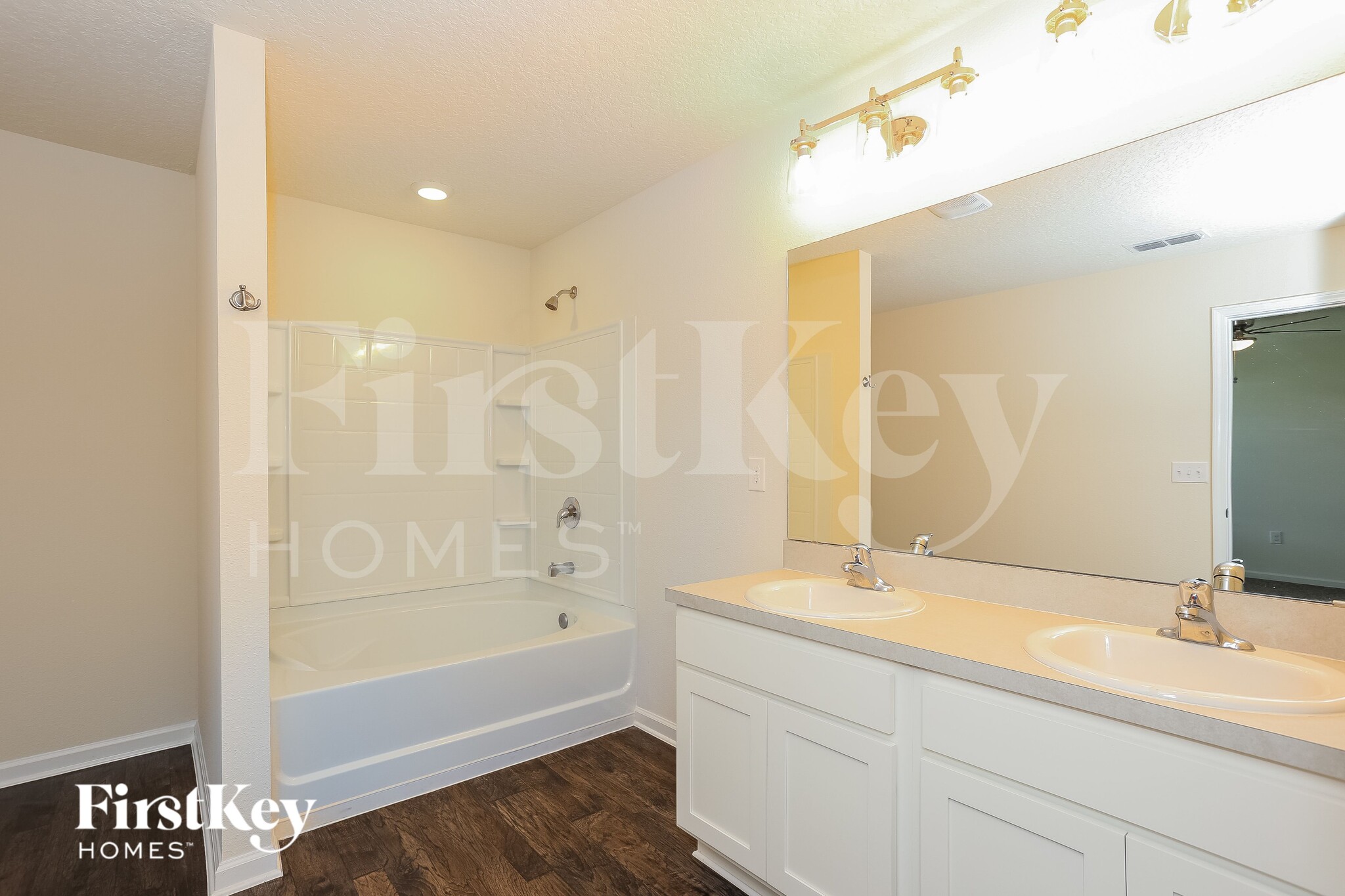 Building Photo - 2587 Beachview Dr