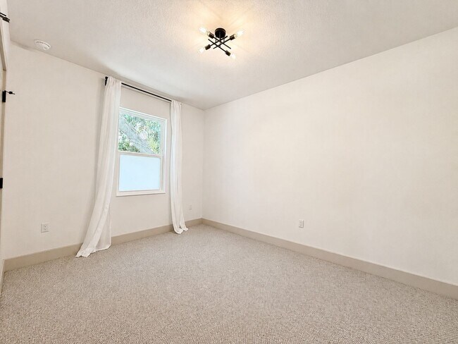 Building Photo - 724 Ellwood Ave