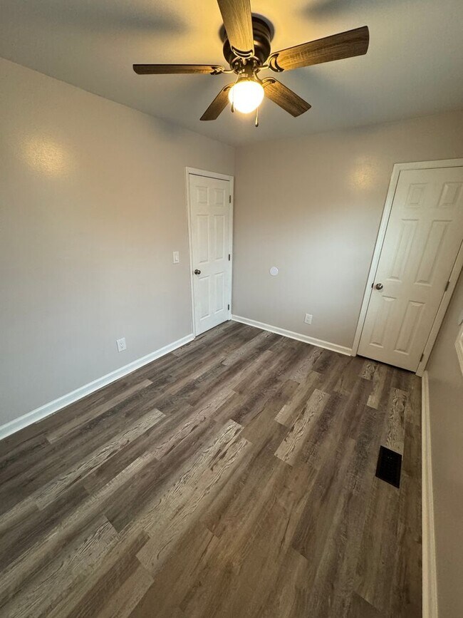 Building Photo - 3 bed & 2 bath in Saks! 1/2 off first months rent!