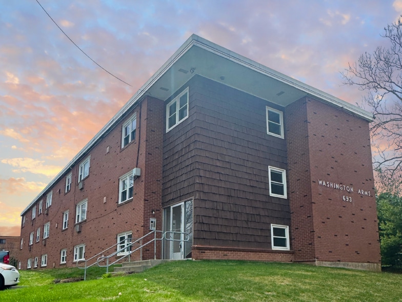 Building Photo - 693 Washington St