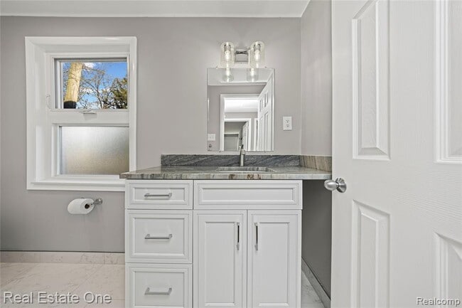 Building Photo - 556 Bloomfield Ct