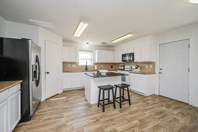 Building Photo - 2534 Halstead Dr