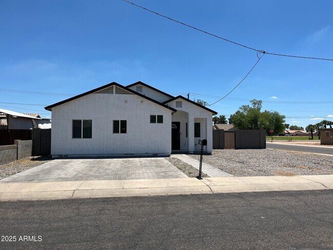 Building Photo - 545 W Ocotillo St