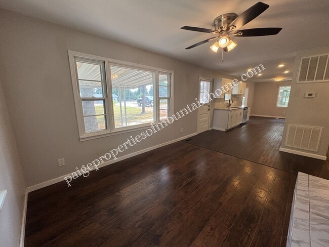 Building Photo - Charming 3 bed, 2 bath off Hwy 5 South