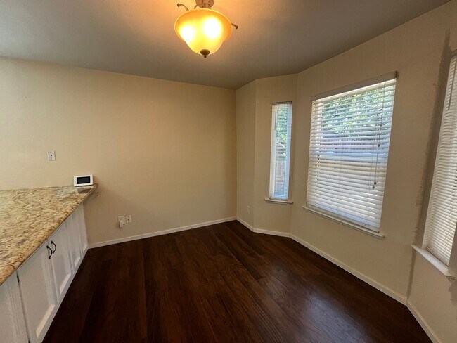 Building Photo - Spacious 3bed 2.5bath 2 story home available now!