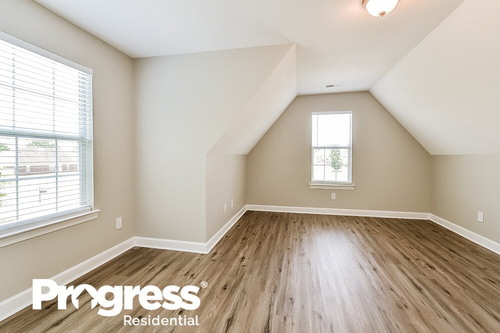 Building Photo - 6304 Kingsview Dr