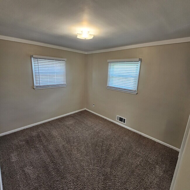 Building Photo - Updated 3 Bedroom w/ Granite, updated cabinets + Stainless Appliances in Kitchen – 1.5 Bath, Semi...