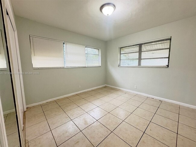 Building Photo - 1900 NW 12th Ave