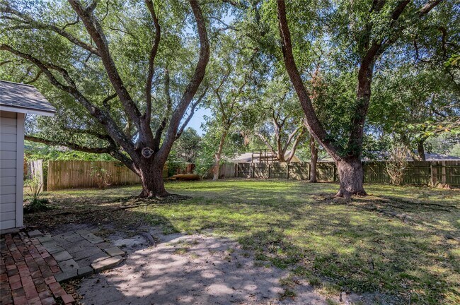 Building Photo - 1528 Ave P