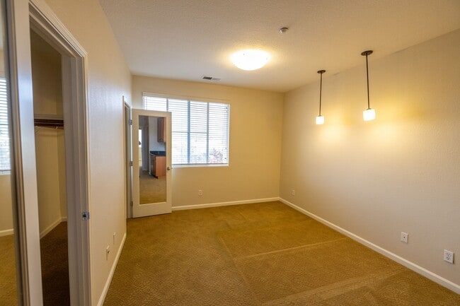 Building Photo - Beautiful 3 bedroom townhouse that is conveniently located