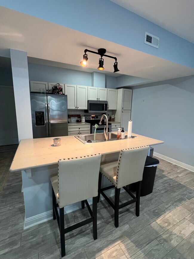 Building Photo - 5009 El Molino Dr