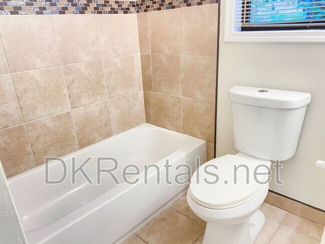 Building Photo - 2136 Clementine Dr