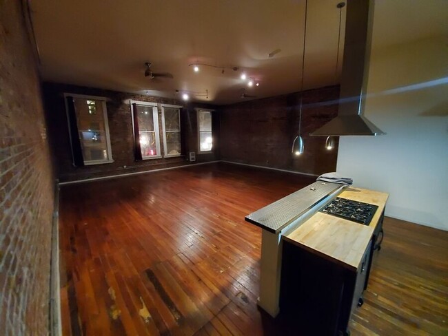 Building Photo - Charming Vintage Pioneer Square Studio wit...