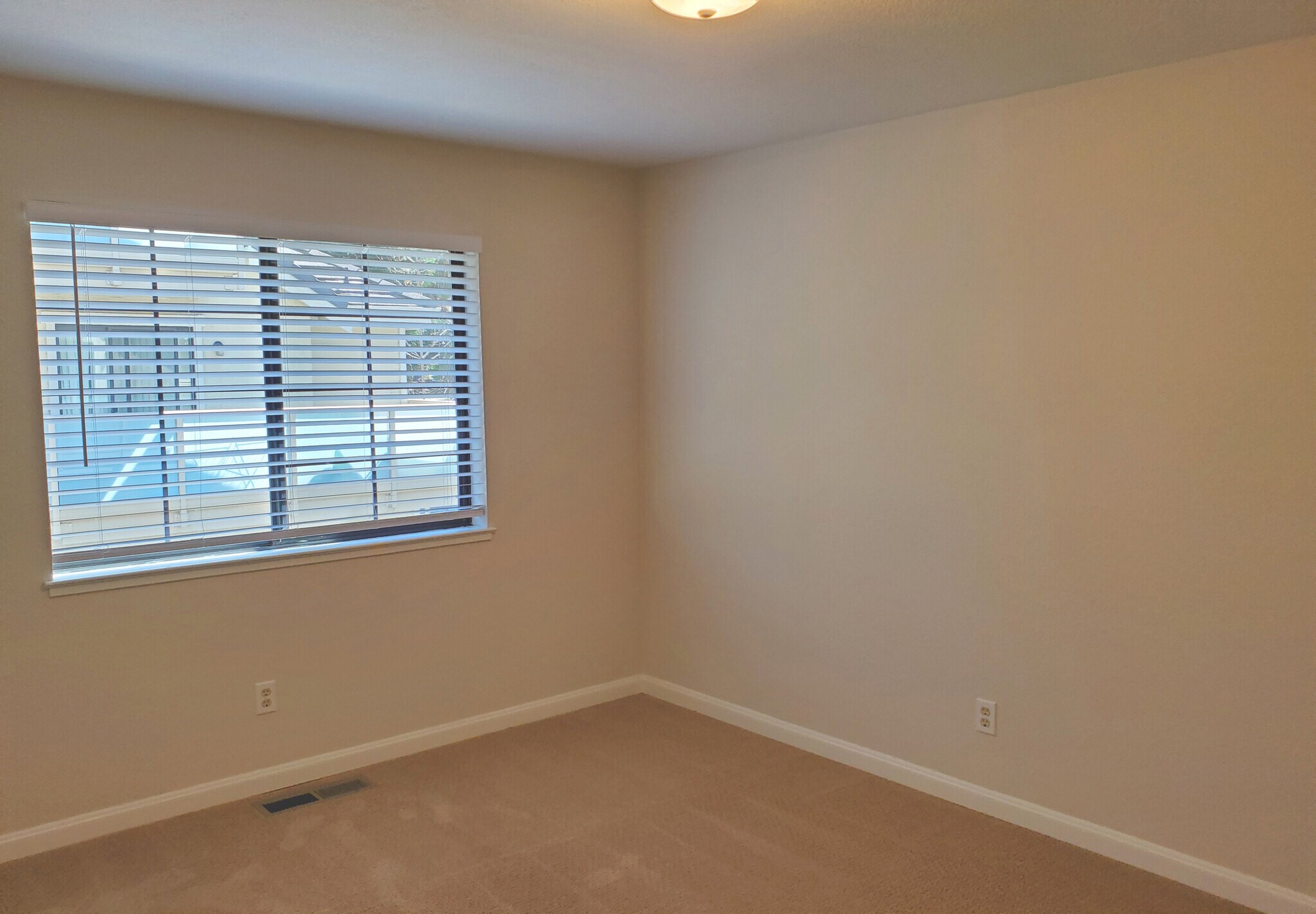 Building Photo - 2072 Fostoria Cir