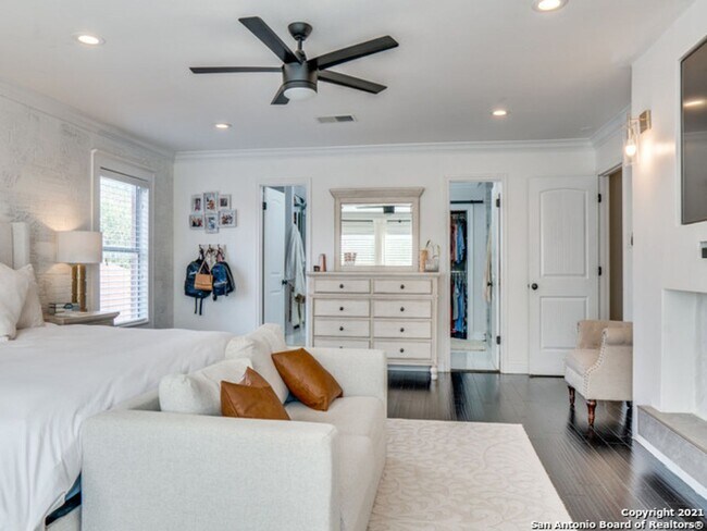 Building Photo - BEAUTIFULLY RENOVATED 4-BEDROOM HOME IN HUNTINGTON PLACE