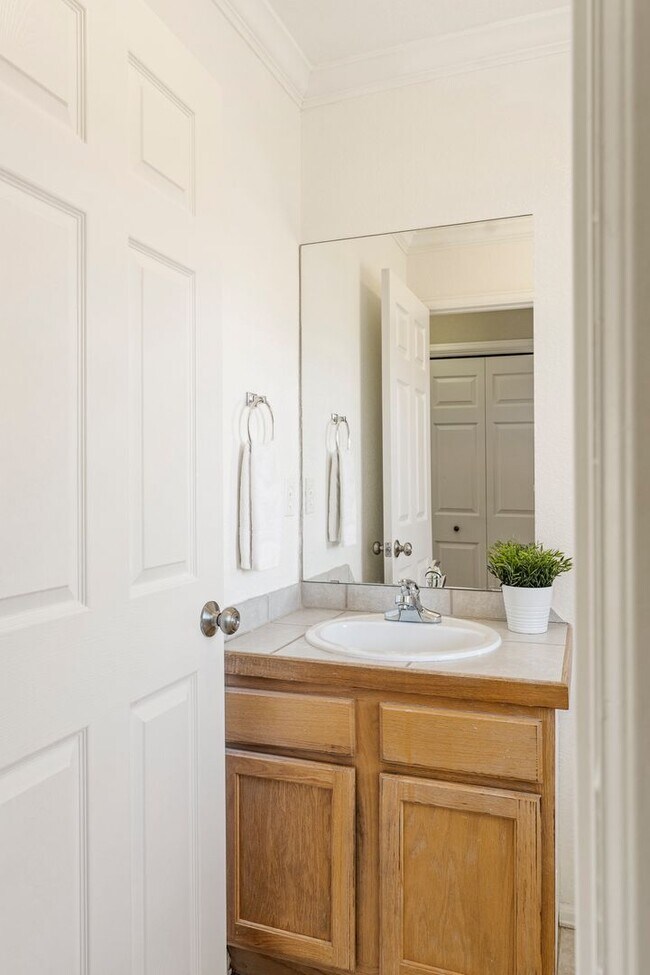 Building Photo - Charming 3 Bedroom Townhome in Highlands Neighborhood