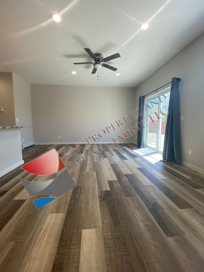 Building Photo - MDL-909 Douglas