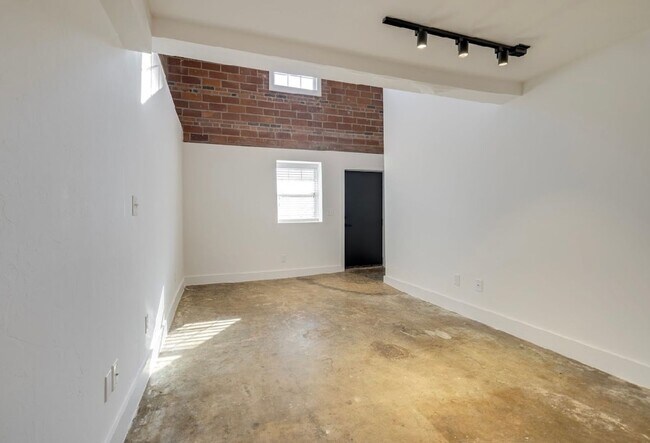 Building Photo - One bedroom loft in Midtown OKC!