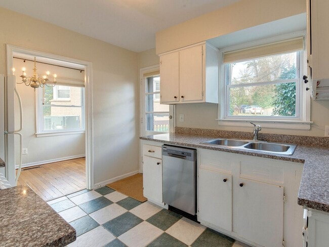 Building Photo - Stunning Myers Park 2 bedroom townhome sty...