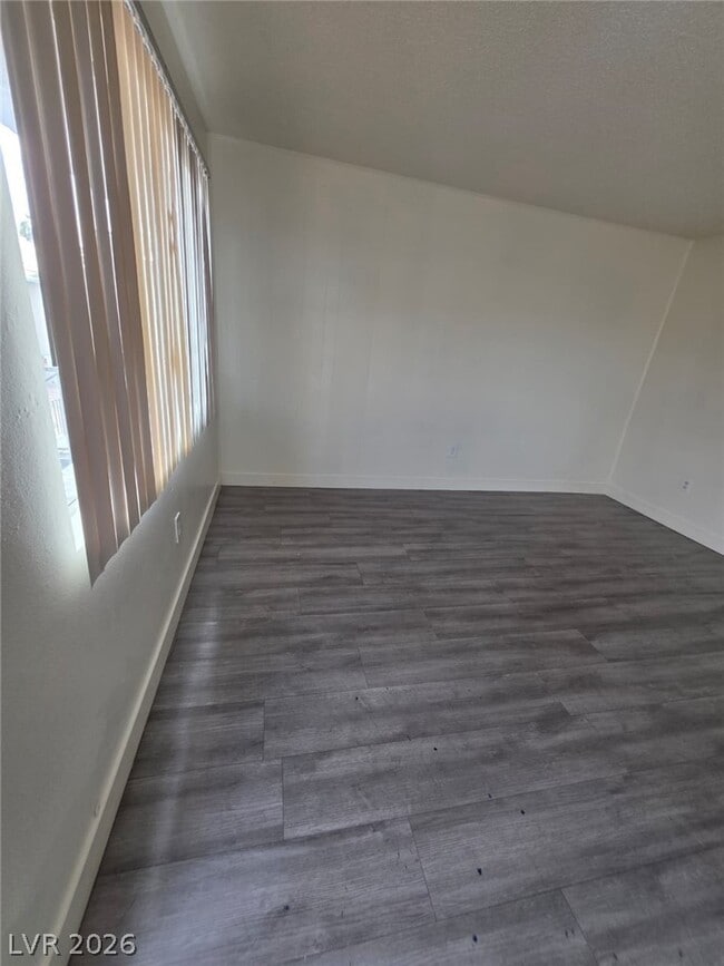 Building Photo - 1121 E Desert Inn Rd