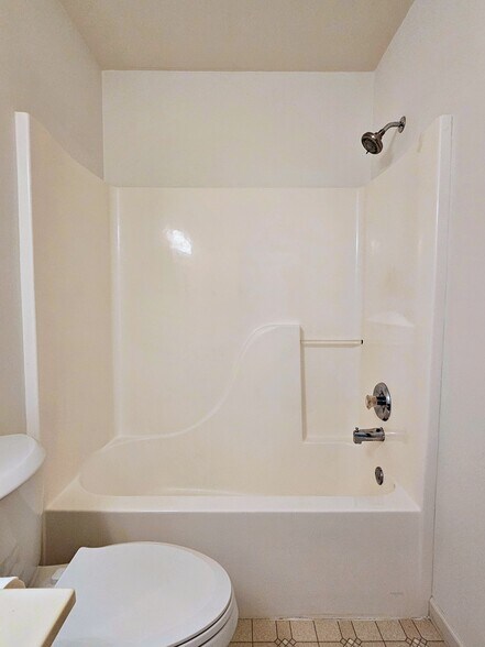 Building Photo - 107 Acorn Ln