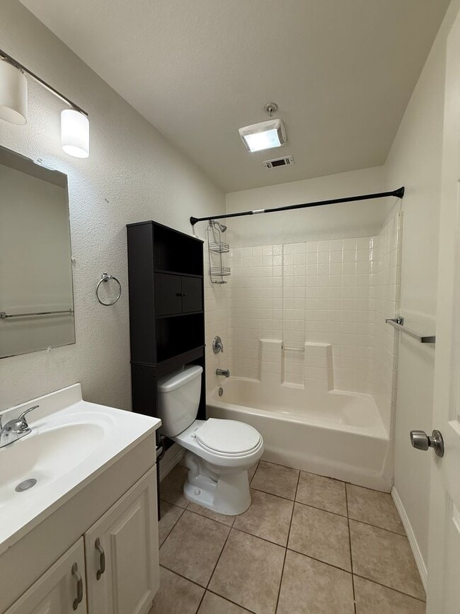 Building Photo - L41900