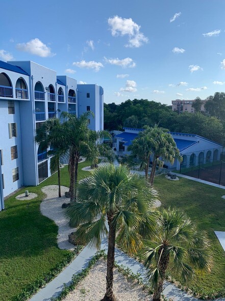 Building Photo - 9460 Fontainebleau Blvd