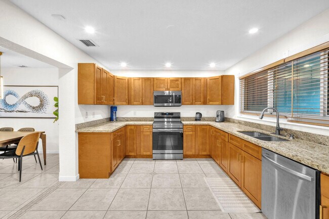 Building Photo - 4521 SW 34th Dr