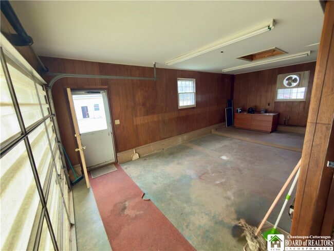 Building Photo - 32 Maple St