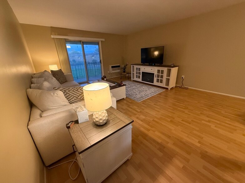 Building Photo - 807 Eves Dr