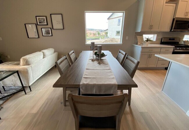 Building Photo - Flying Horse Luxury 4 Bed Townhouse with Mt. Views