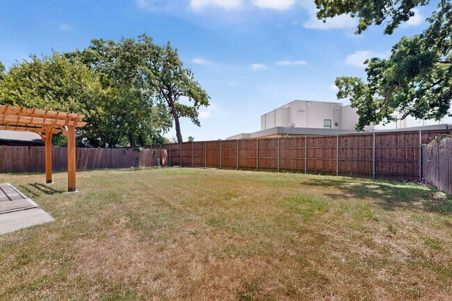 Building Photo - Newly Renovated Home In Grapevine Ready To Be Yours!!!!