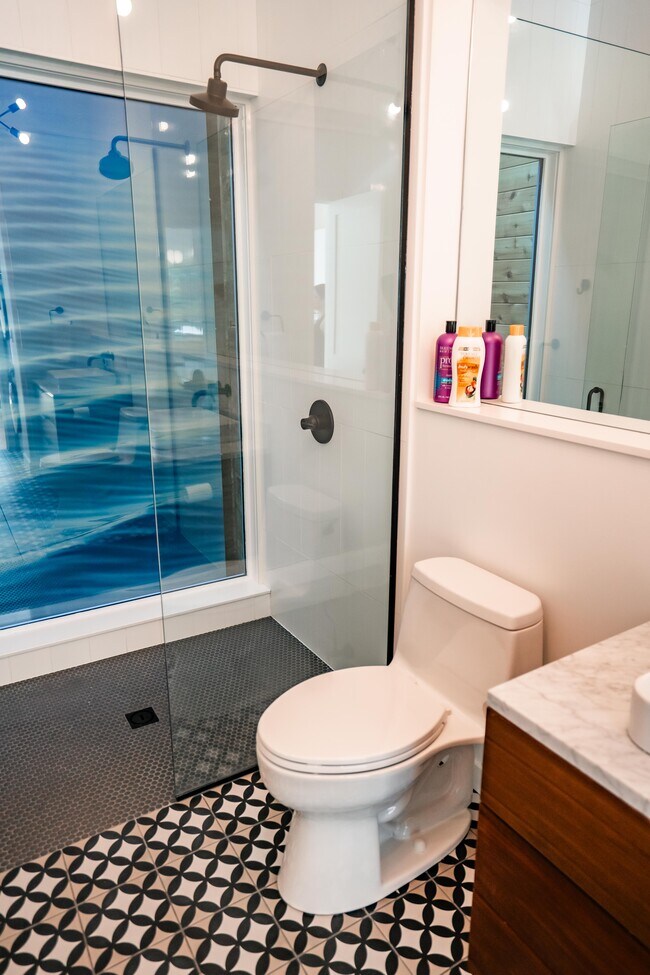 New & Clean Bathroom - 5831 Oslo St