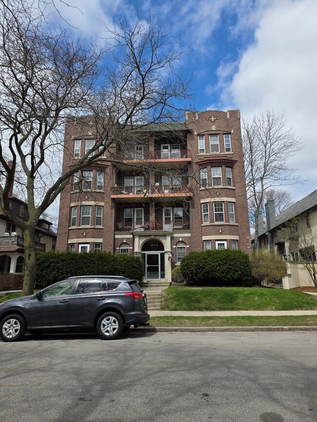 Building Photo - 2549 N Lake Dr