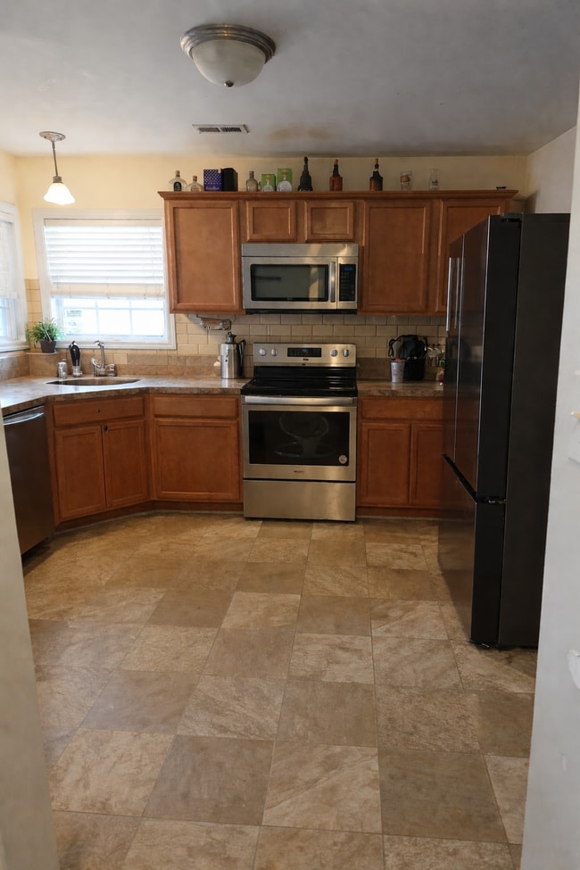 Building Photo - 108 Cherry Grove Dr