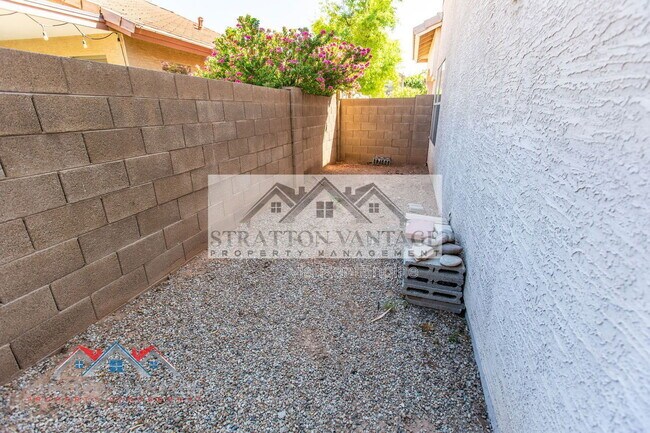 Building Photo - 960 E Constitution Dr