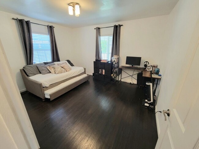 Building Photo - Great Single Family Home in West Long Beach