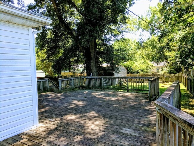 Building Photo - Spacious 3bdrm/2bth Home Located in a Well Established Neighborhood in Richmond's West End  Conve...