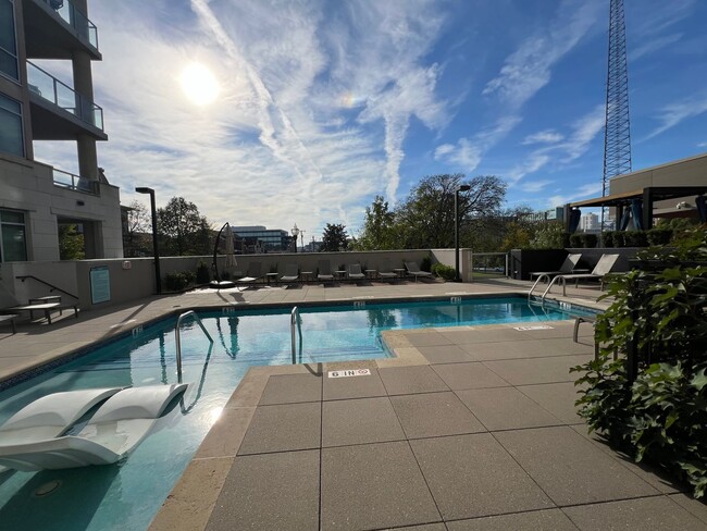 Building Photo - Spacious 2 bedroom 3 bath condo with offic...