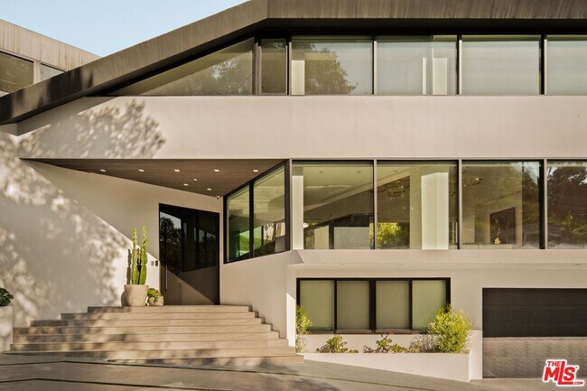 Building Photo - 2210 Bowmont Dr