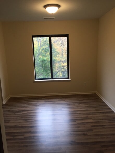 Building Photo - 42 Maple St